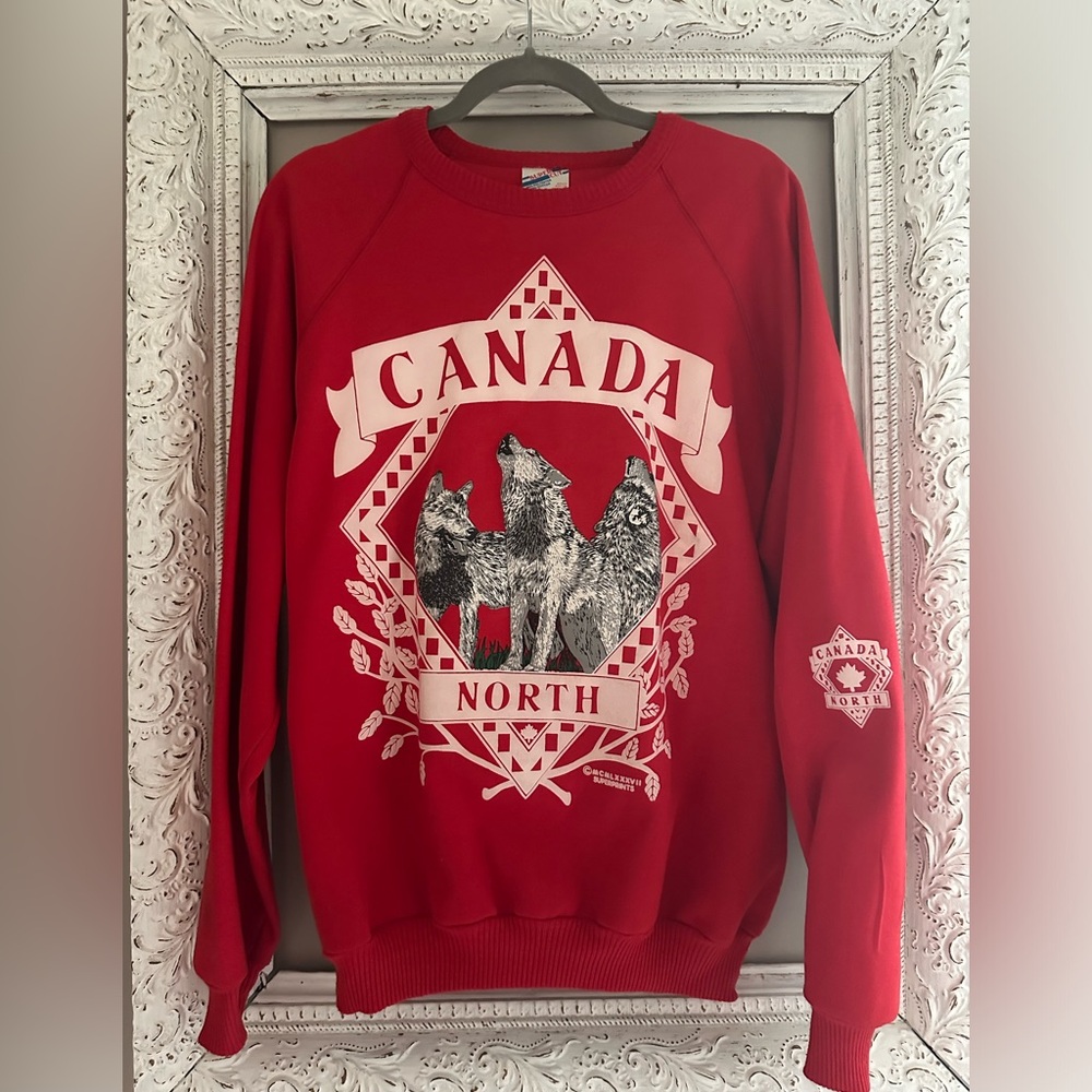 Vintage 90’s Canada North Crewneck with puff print wolves. Size XL. ❣️